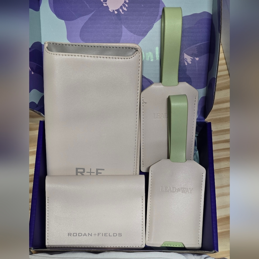 Rodan + Fields Luggage Travel Set in Cream and Green NIB